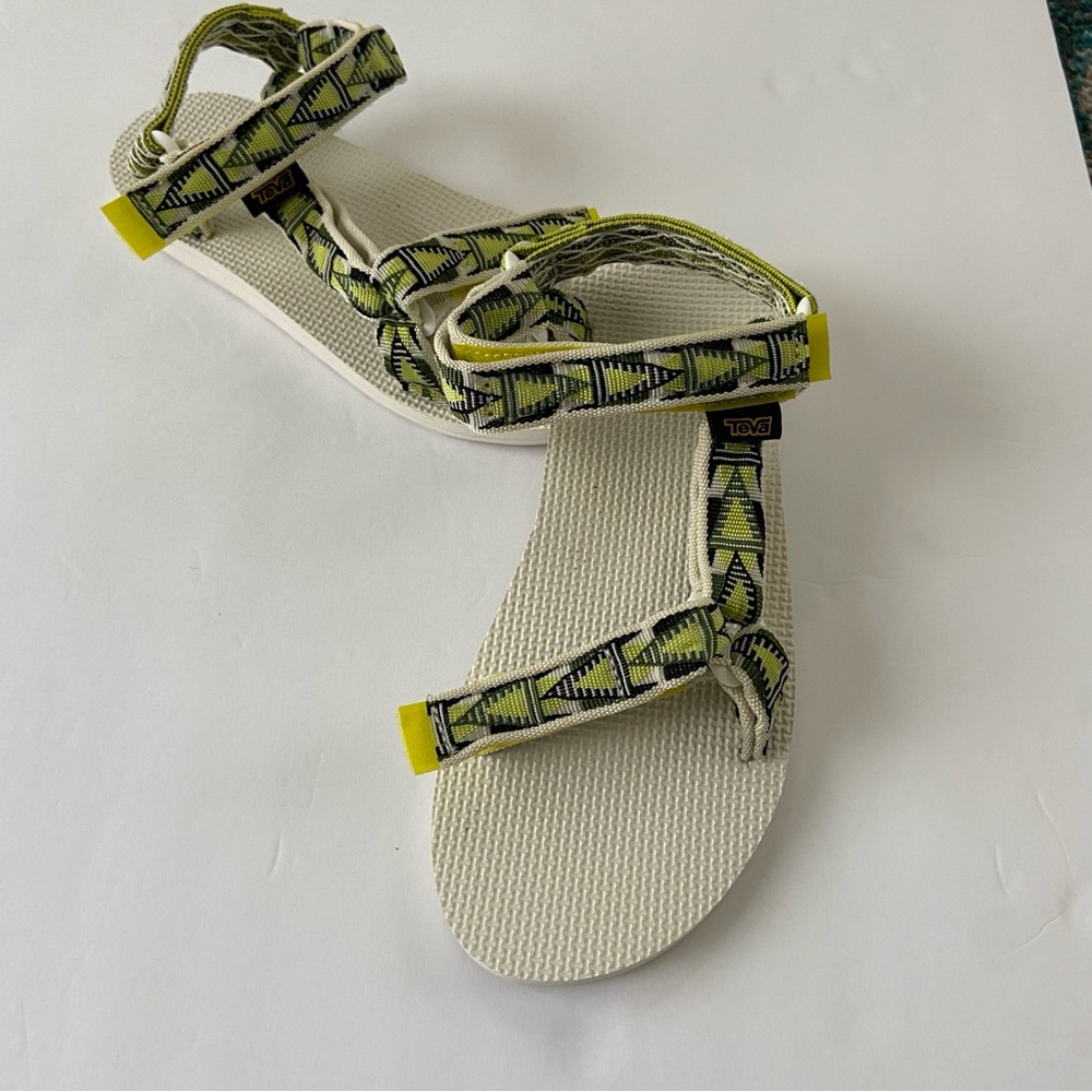 Teva Mosaic Atomic Green Aztec Print Universal sandals Womens Size 8 - NWOT